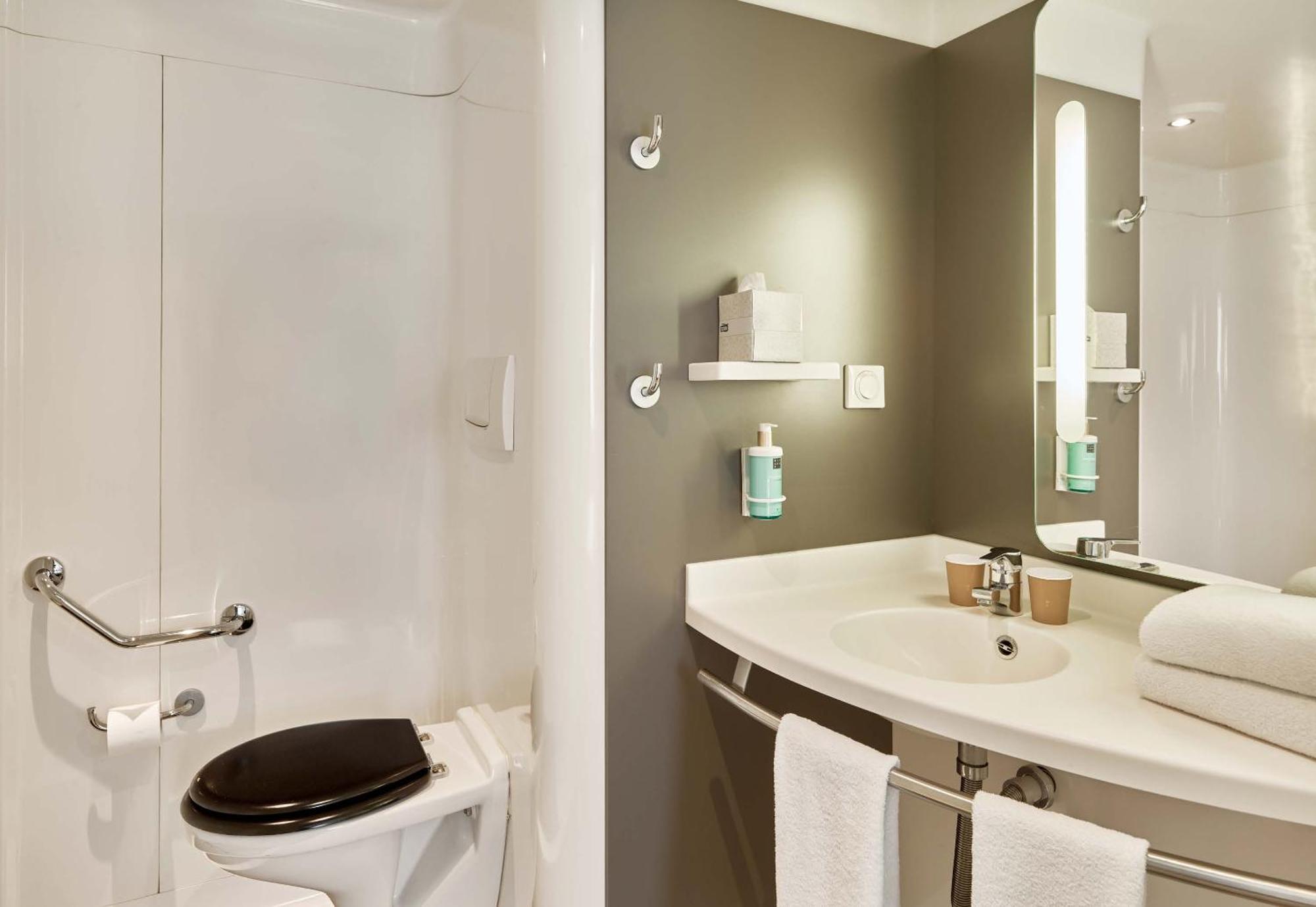 B&B Hotel Rueil-Malmaison Gare Екстер'єр фото