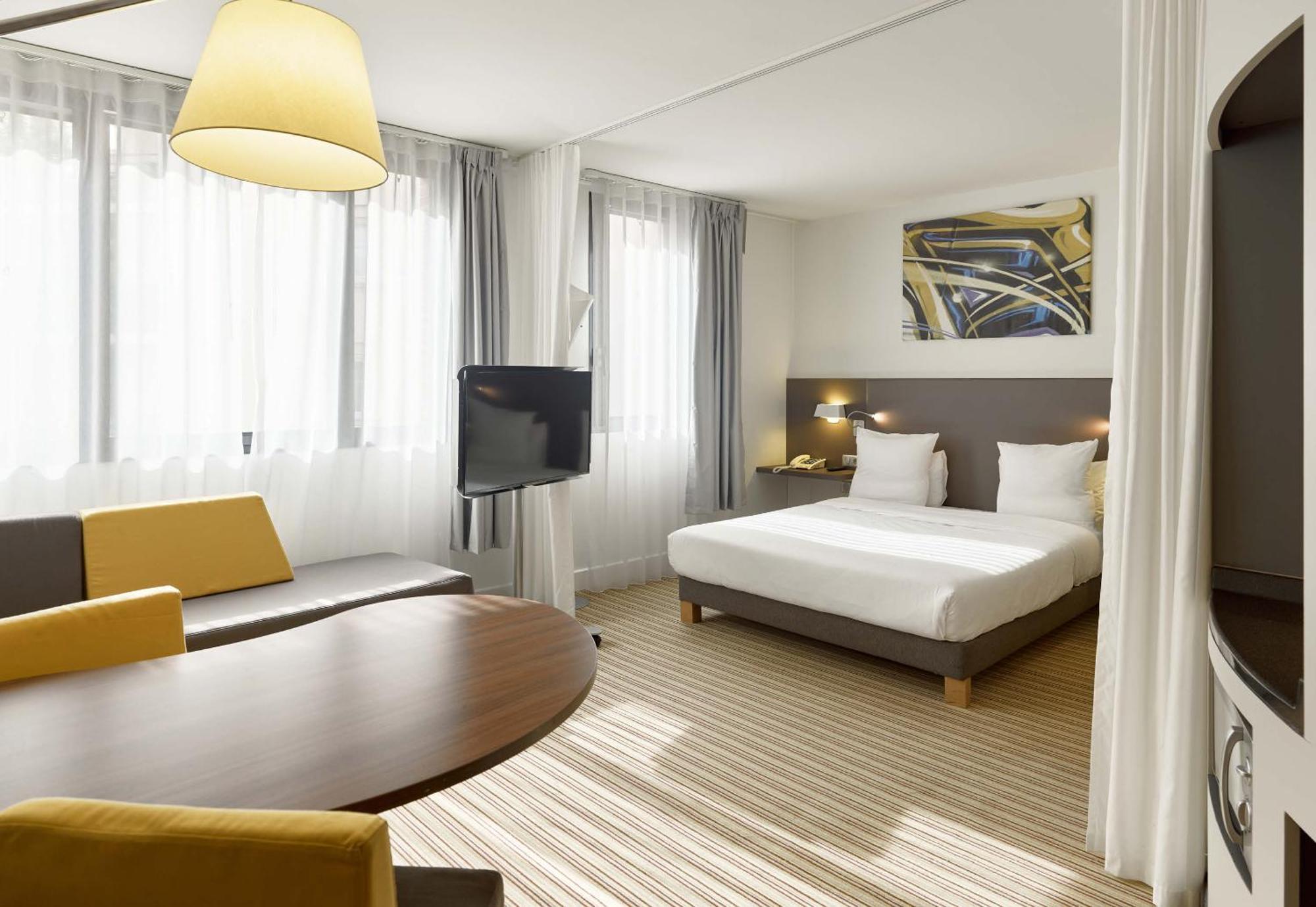 B&B Hotel Rueil-Malmaison Gare Екстер'єр фото