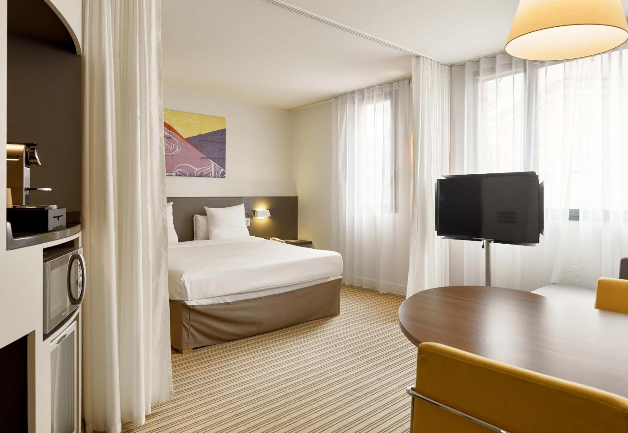 B&B Hotel Rueil-Malmaison Gare Екстер'єр фото