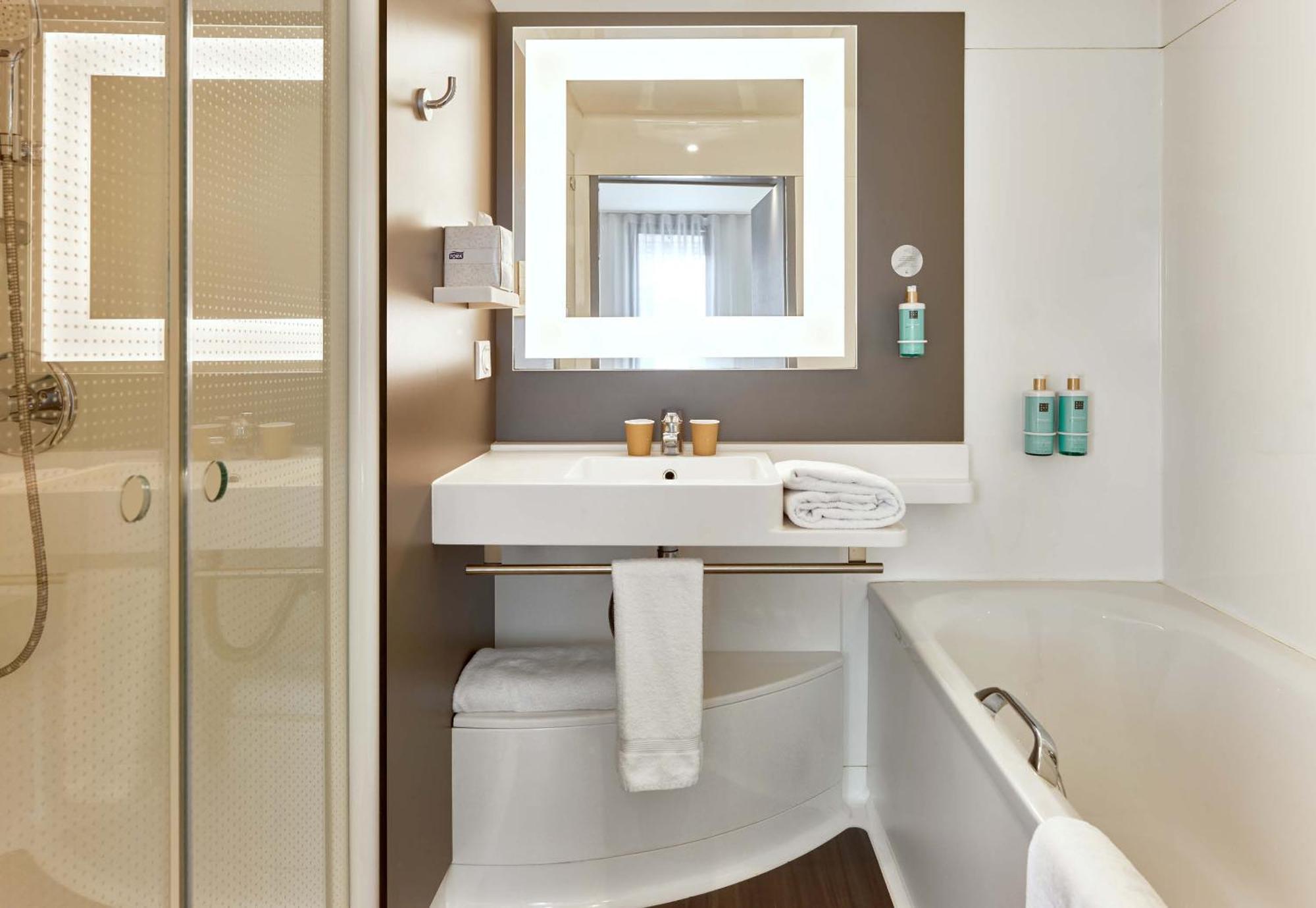 B&B Hotel Rueil-Malmaison Gare Екстер'єр фото