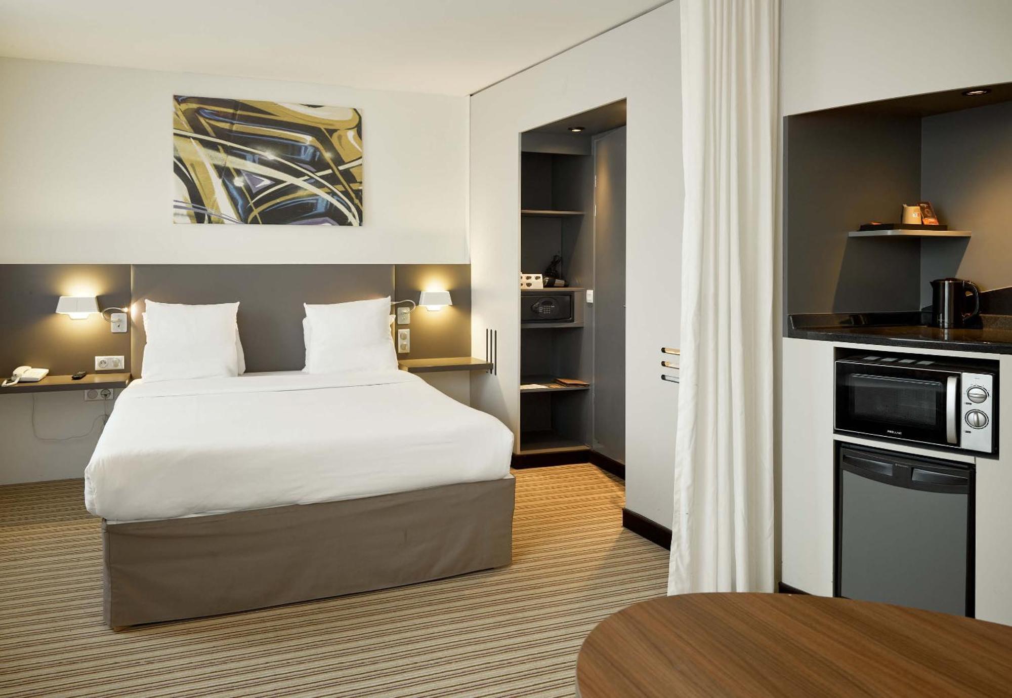 B&B Hotel Rueil-Malmaison Gare Екстер'єр фото