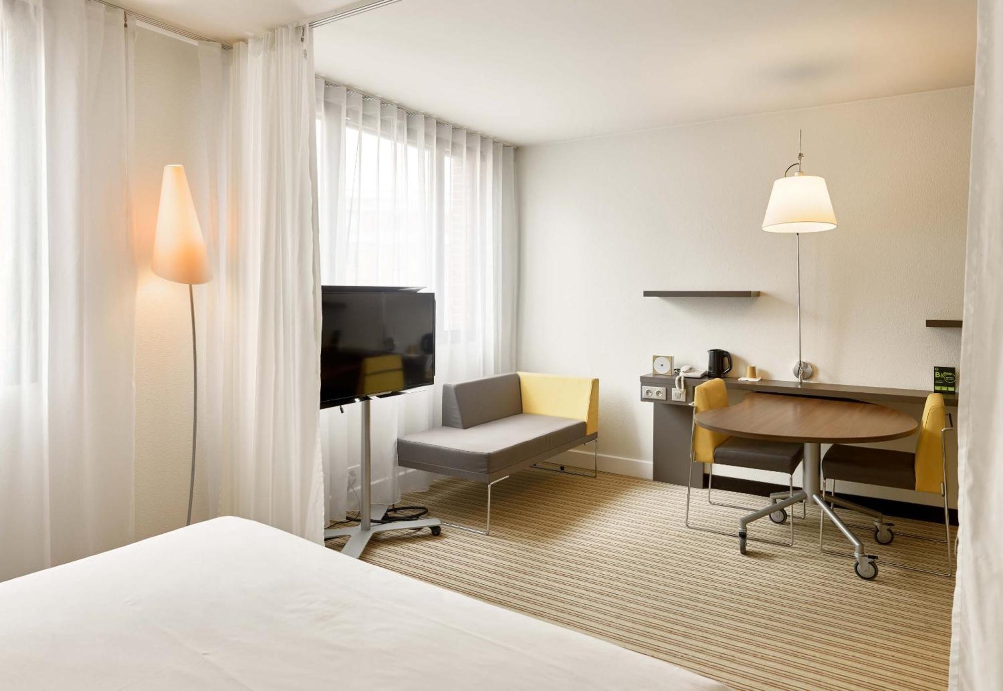 B&B Hotel Rueil-Malmaison Gare Екстер'єр фото