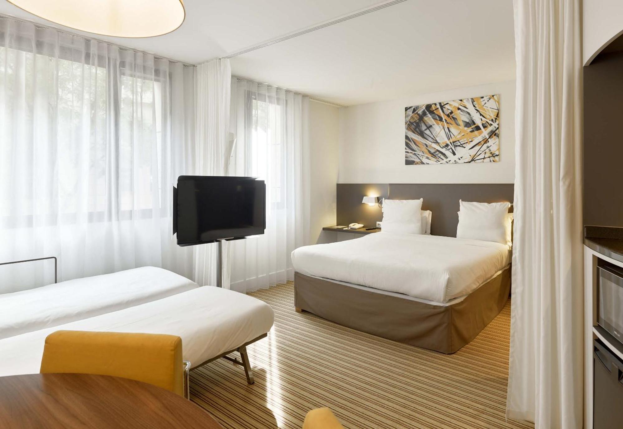 B&B Hotel Rueil-Malmaison Gare Екстер'єр фото